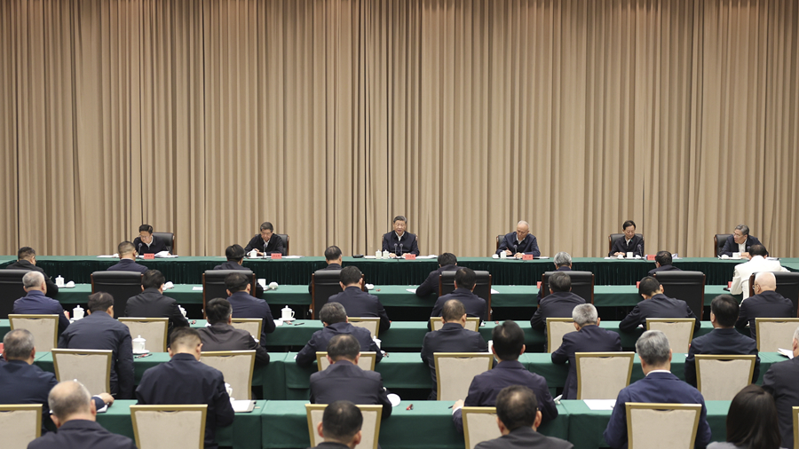 ??12月17日下午，中共中央總書(shū)記、國(guó)家主席、中央軍委主席習(xí)近平在海南三亞聽(tīng)取海南省委和省政府工作匯報(bào)，發(fā)表了重要講話。