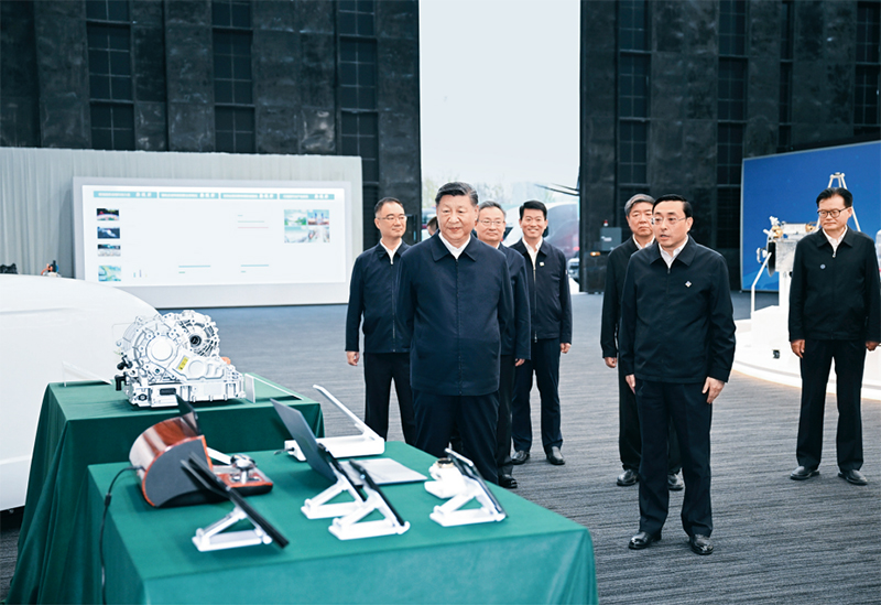 2024年10月17日至18日，中共中央總書(shū)記、國(guó)家主席、中央軍委主席習(xí)近平在安徽考察。這是17日下午，習(xí)近平在合肥濱湖科學(xué)城察看安徽省重大科技創(chuàng)新成果集中展示。