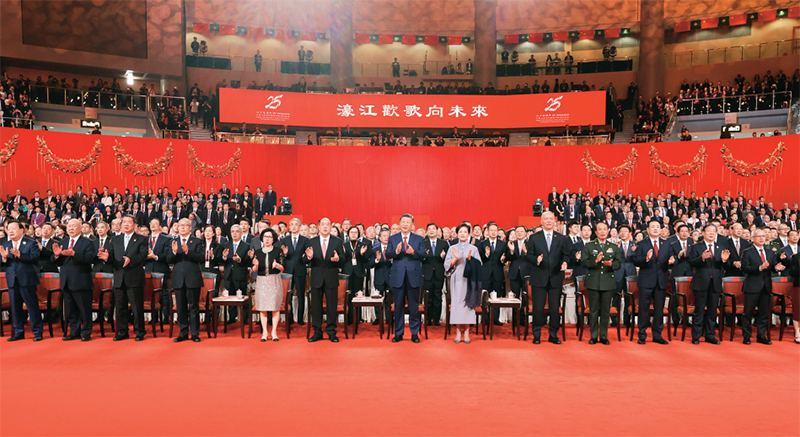 2024年12月19日晚，慶祝澳門(mén)回歸祖國(guó)25周年文藝晚會(huì)在澳門(mén)東亞運(yùn)動(dòng)會(huì)體育館舉行。中共中央總書(shū)記、國(guó)家主席、中央軍委主席習(xí)近平觀看演出。晚會(huì)最后，習(xí)近平同全場(chǎng)觀眾一起高唱《歌唱祖國(guó)》。