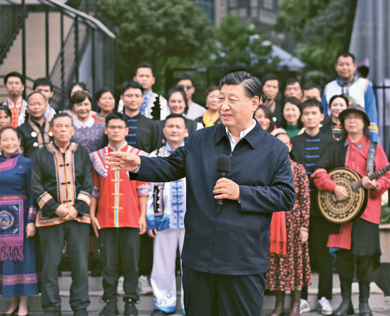 2023年12月14日至15日，中共中央總書(shū)記、國(guó)家主席、中央軍委主席習(xí)近平在廣西考察。這是14日上午，習(xí)近平在南寧市良慶區(qū)蟠龍社區(qū)考察時(shí)，同社區(qū)各族群眾親切交流。