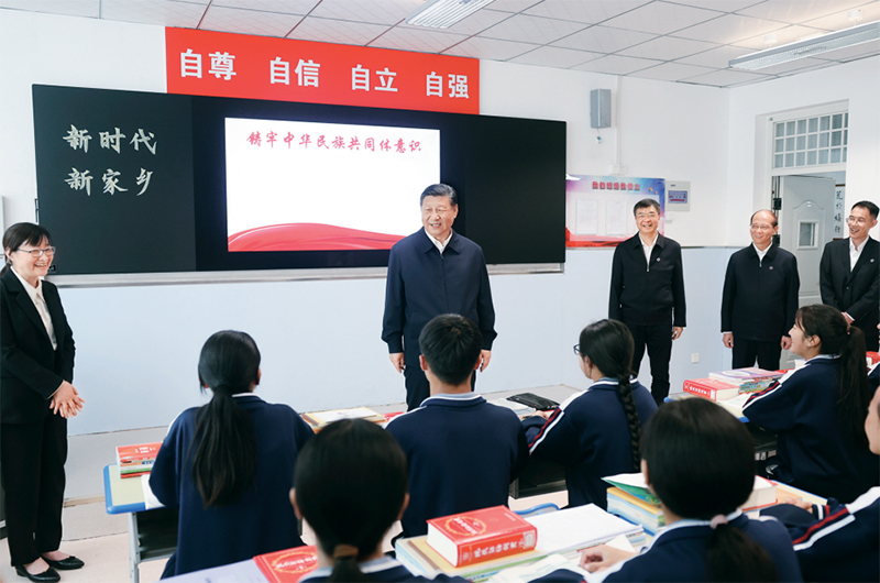 2024年6月18日至19日，中共中央總書(shū)記、國(guó)家主席、中央軍委主席習(xí)近平在青?？疾?。這是18日下午，習(xí)近平在果洛西寧民族中學(xué)高一（1）班觀摩“新時(shí)代、新家鄉(xiāng)”主題思政課。