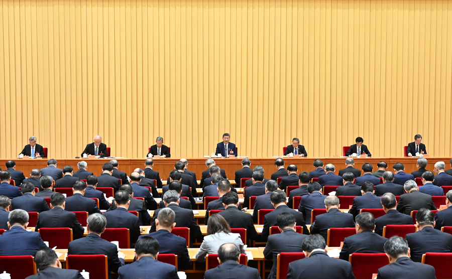 　　12月10日至11日，中央經(jīng)濟工作會議在北京舉行。中共中央總書記、國家主席、中央軍委主席習近平出席會議并發(fā)表重要講話。李強、趙樂際、王滬寧、蔡奇、丁薛祥、李希出席會議。