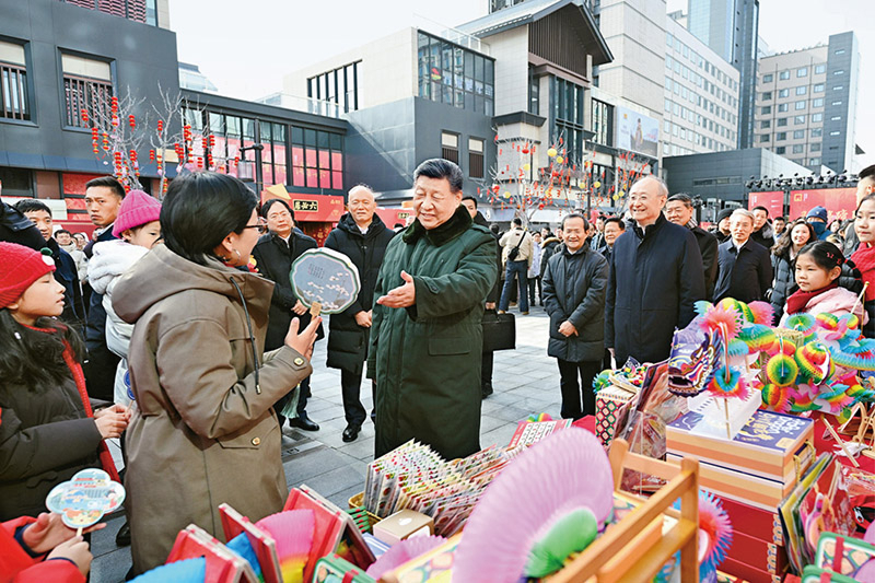2026年2月9日至10日，中共中央總書記、國家主席、中央軍委主席習近平在北京考察并看望慰問基層干部群眾。這是10日上午，習近平在東城區(qū)隆福寺街區(qū)新春市集考察時，同現(xiàn)場群眾親切交流。