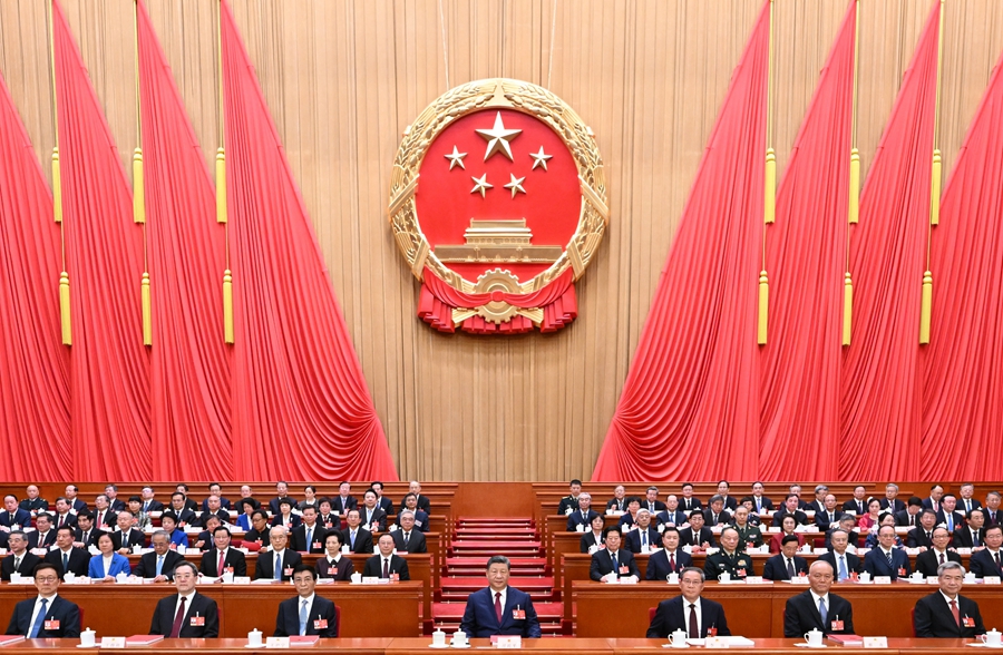 3月12日下午，第十四屆全國人民代表大會第四次會議在北京人民大會堂閉幕。黨和國家領(lǐng)導(dǎo)人習(xí)近平、李強(qiáng)、王滬寧、蔡奇、丁薛祥、李希、韓正等在主席臺就座。